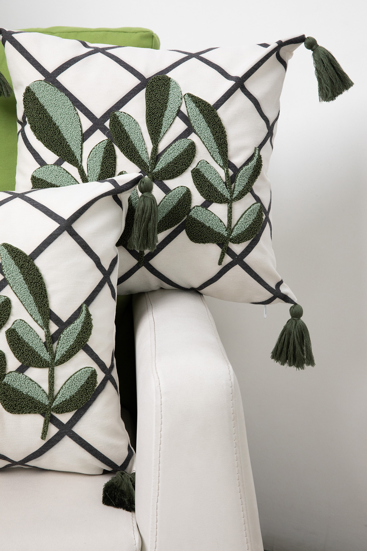 Avis Püsküllü Punch 2li Kırlent Kılıfı 42x42-Yeşil Avis Püsküllü Punch 2li Kırlent Kılıfı 42x42-Yeşil