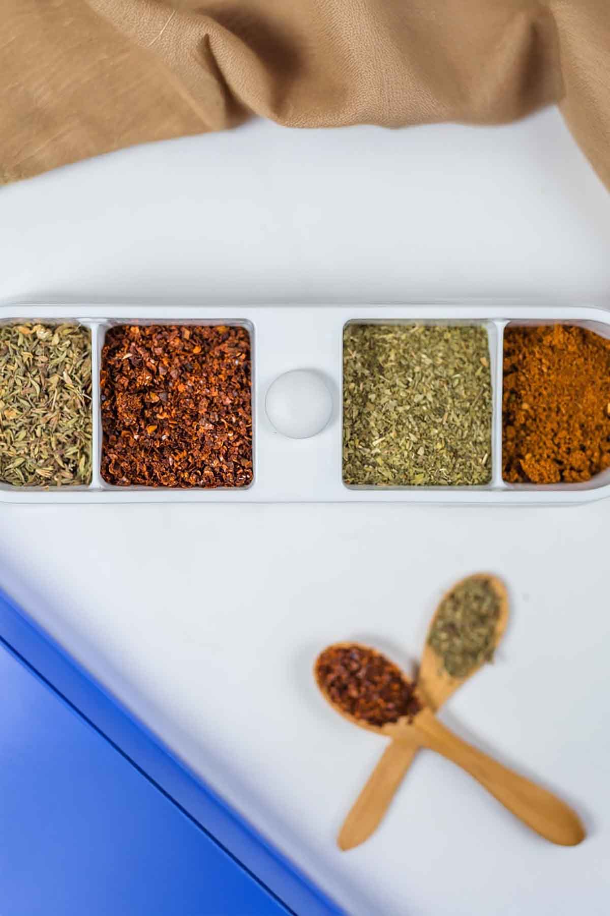 DecoBella 4 Gözlü Baharatlık 81136 - Beyaz