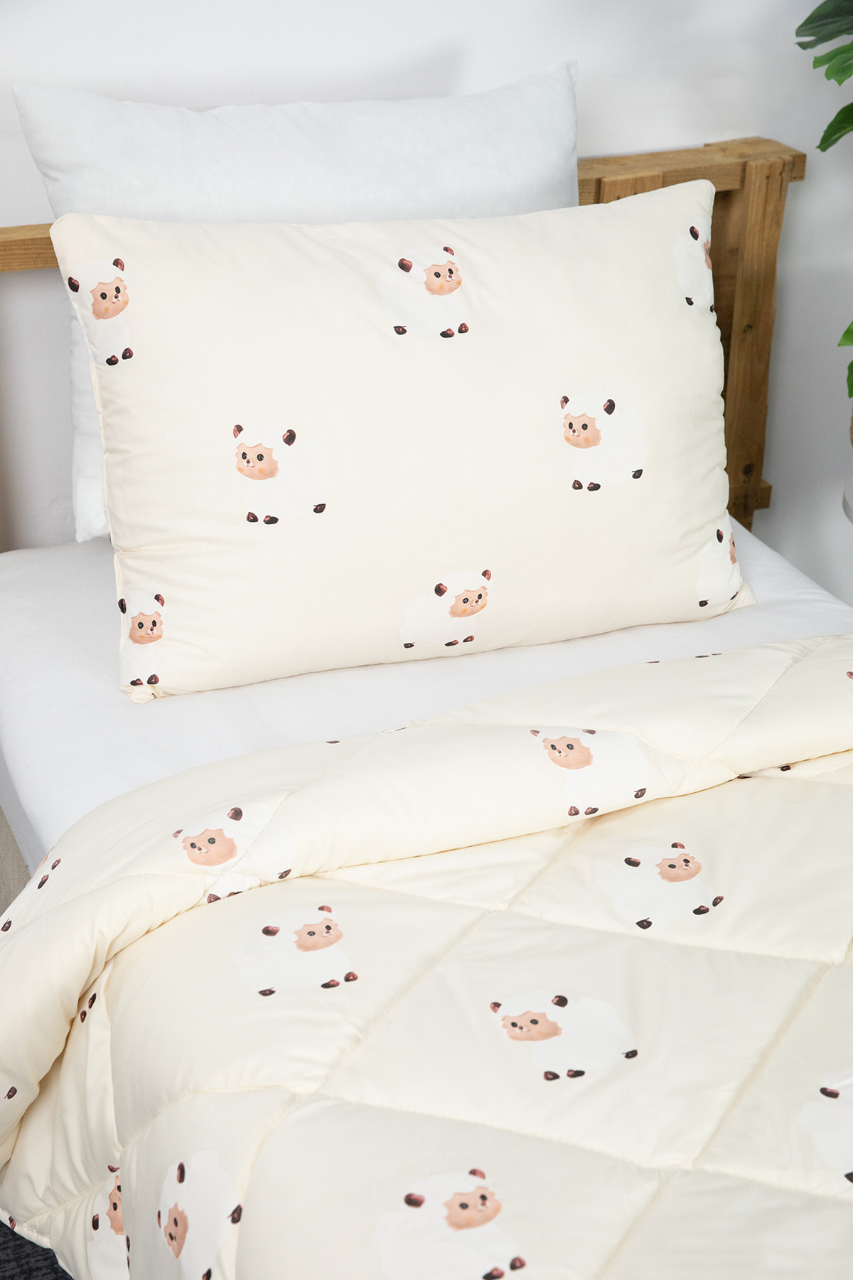 Dolly Boncuk Yün İçerikli Yıkanabilir Yorgan Ve Yastık Seti - Krem Dolly Boncuk Yün İçerikli Yıkanabilir Yorgan Ve Yastık Seti - Krem