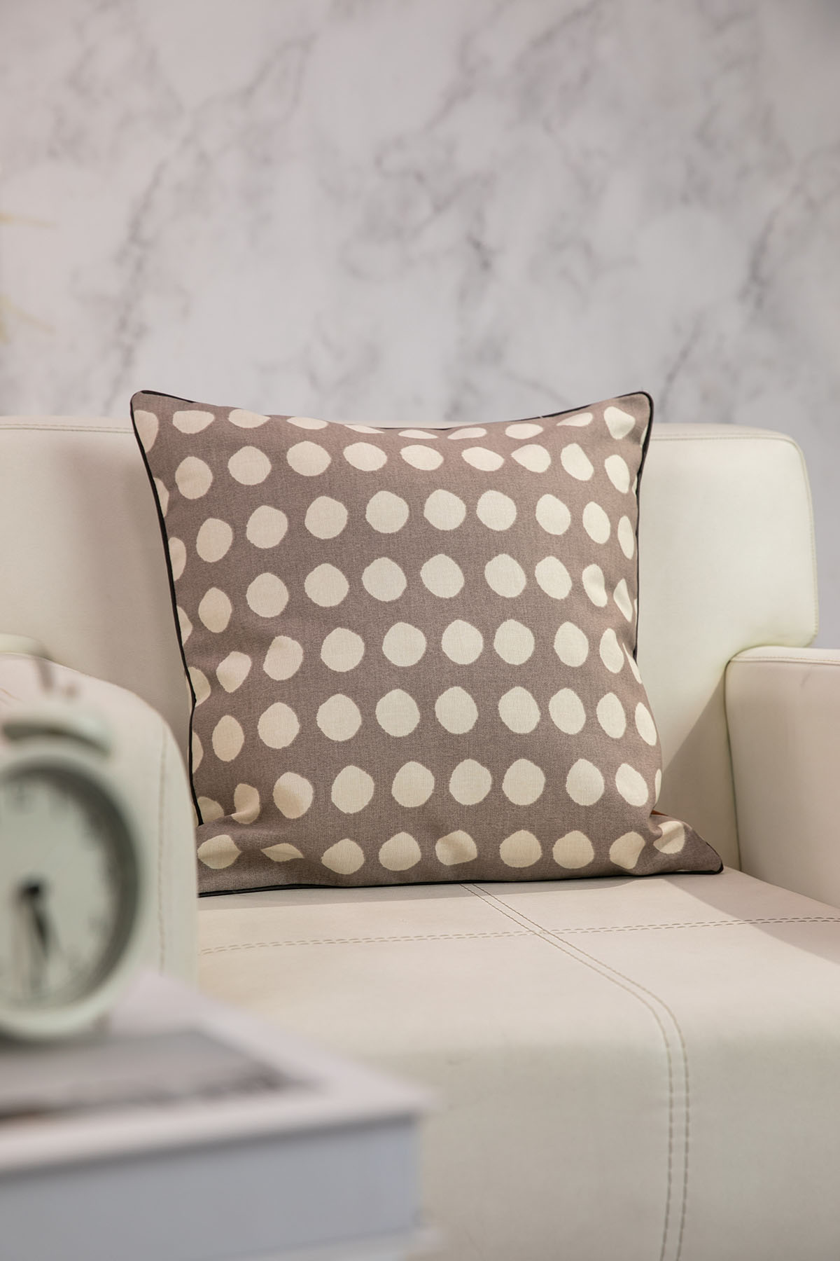 Favora Puantiyeli Kırlent 43x43 Cm - Kahve Favora Puantiyeli Kırlent 43x43 Cm - Kahve