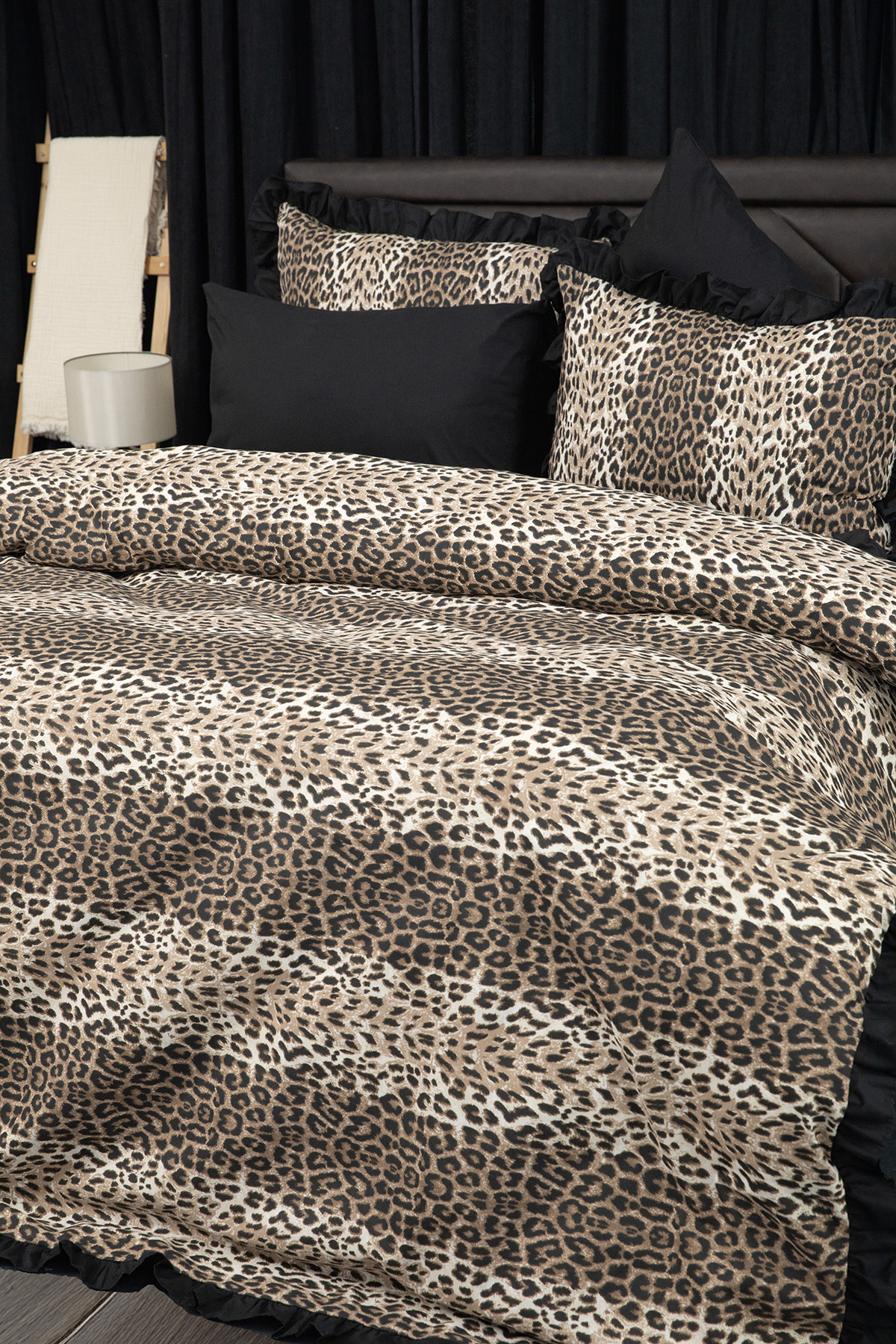 Fırfırlı Leopar Desenli Lastikli Çarşaflı Çift Kişilik Nevresim Takımı Fırfırlı Leopar Desenli Lastikli Çarşaflı Çift Kişilik Nevresim Takımı