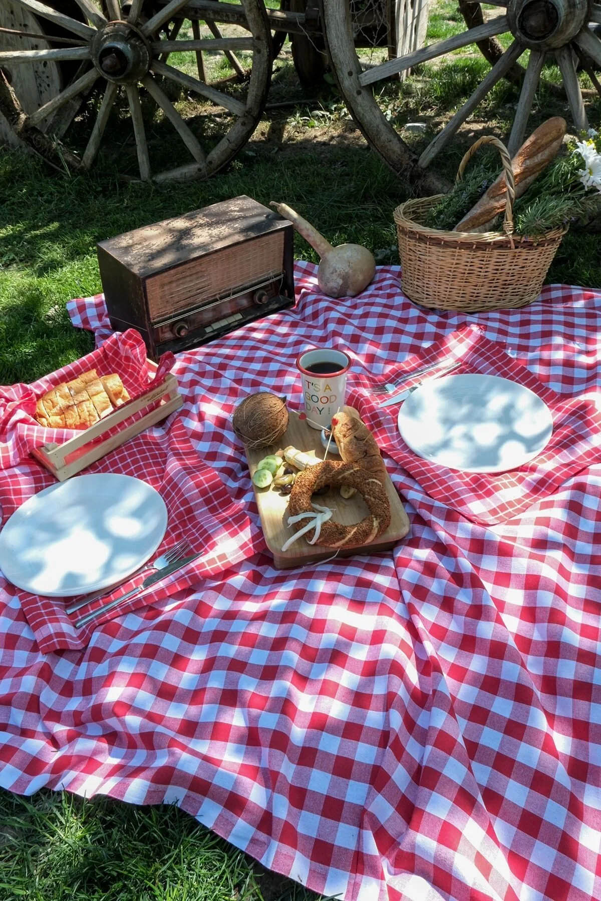 İyi Geceler %100 Pamuklu Happy Days Minimal Doğal Ahşap Ekmek Sepetli Sofra Ve Piknik Seti 7 Parça - Kırmızı