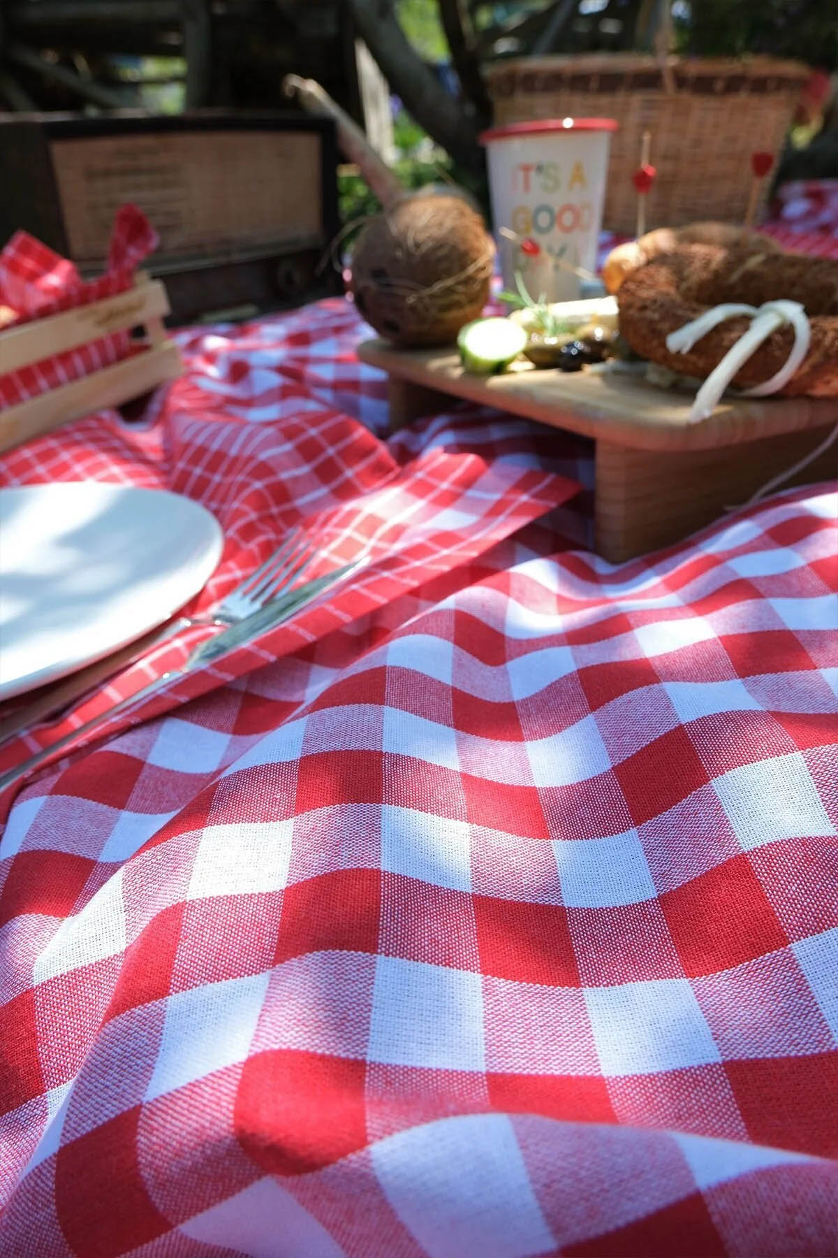 İyi Geceler %100 Pamuklu Happy Days Minimal Doğal Ahşap Ekmek Sepetli Sofra Ve Piknik Seti 7 Parça - Kırmızı