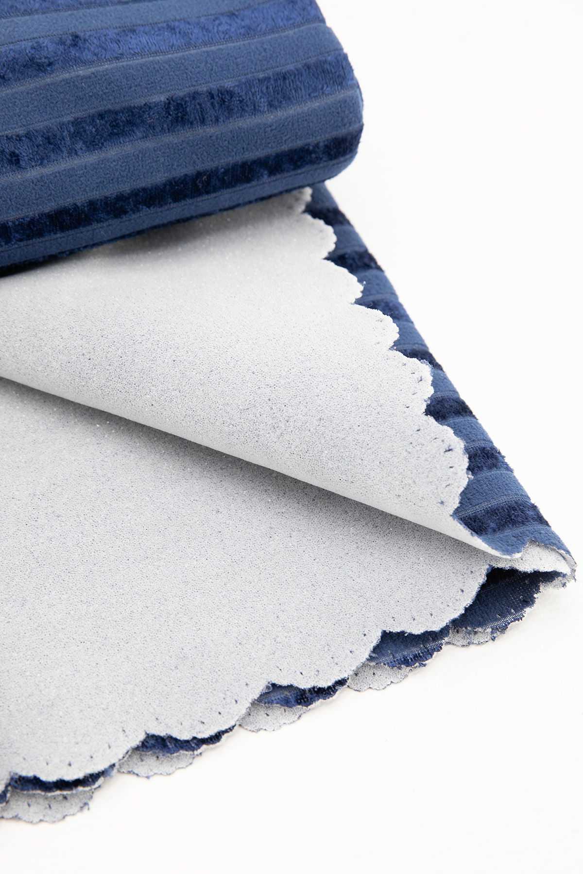 Kaymaz Taban Süngerli Kadife Koltuk 170x210 Lacive Kaymaz Taban Süngerli Kadife Koltuk 170x210 Lacive