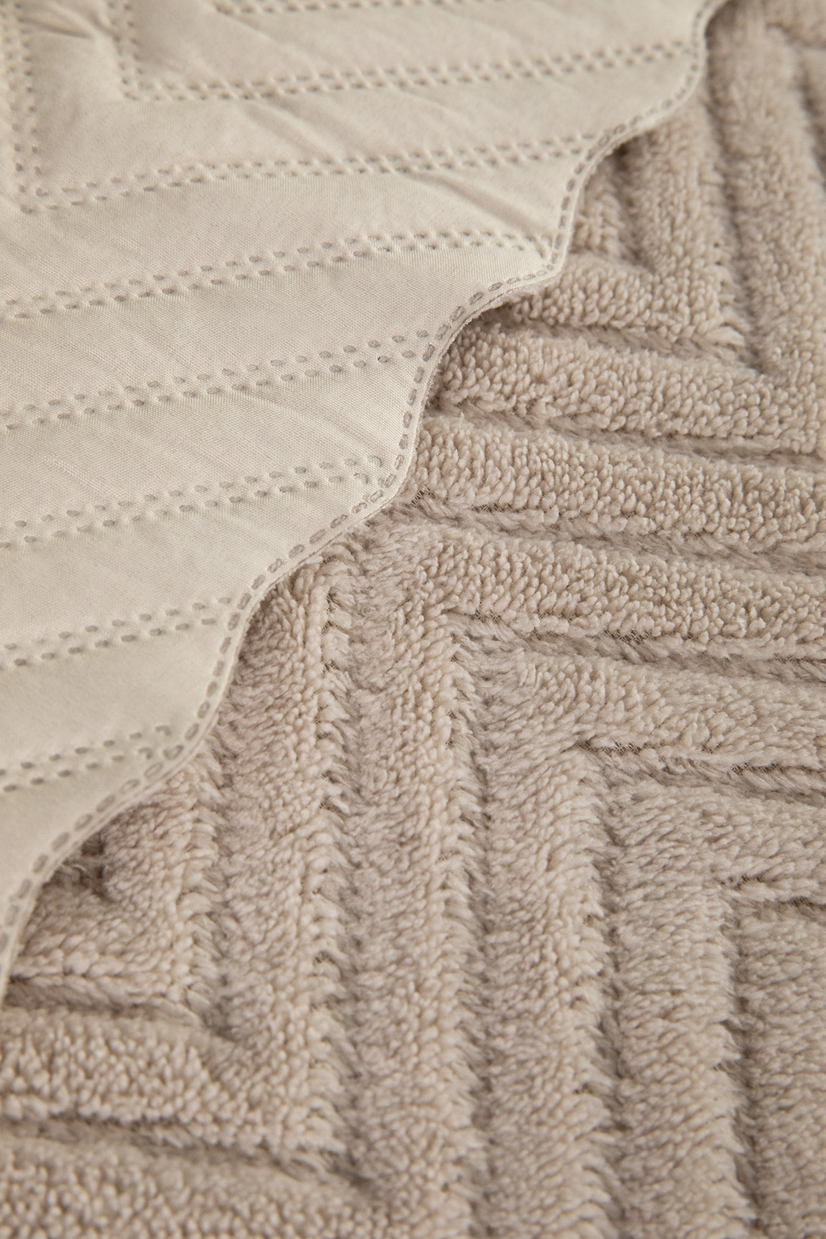 Liena Wellsoft Çift Taraflı 4 Mevsim Çift Kişilik Yatak Örtüsü - Bej Liena Wellsoft Çift Taraflı 4 Mevsim Çift Kişilik Yatak Örtüsü - Bej