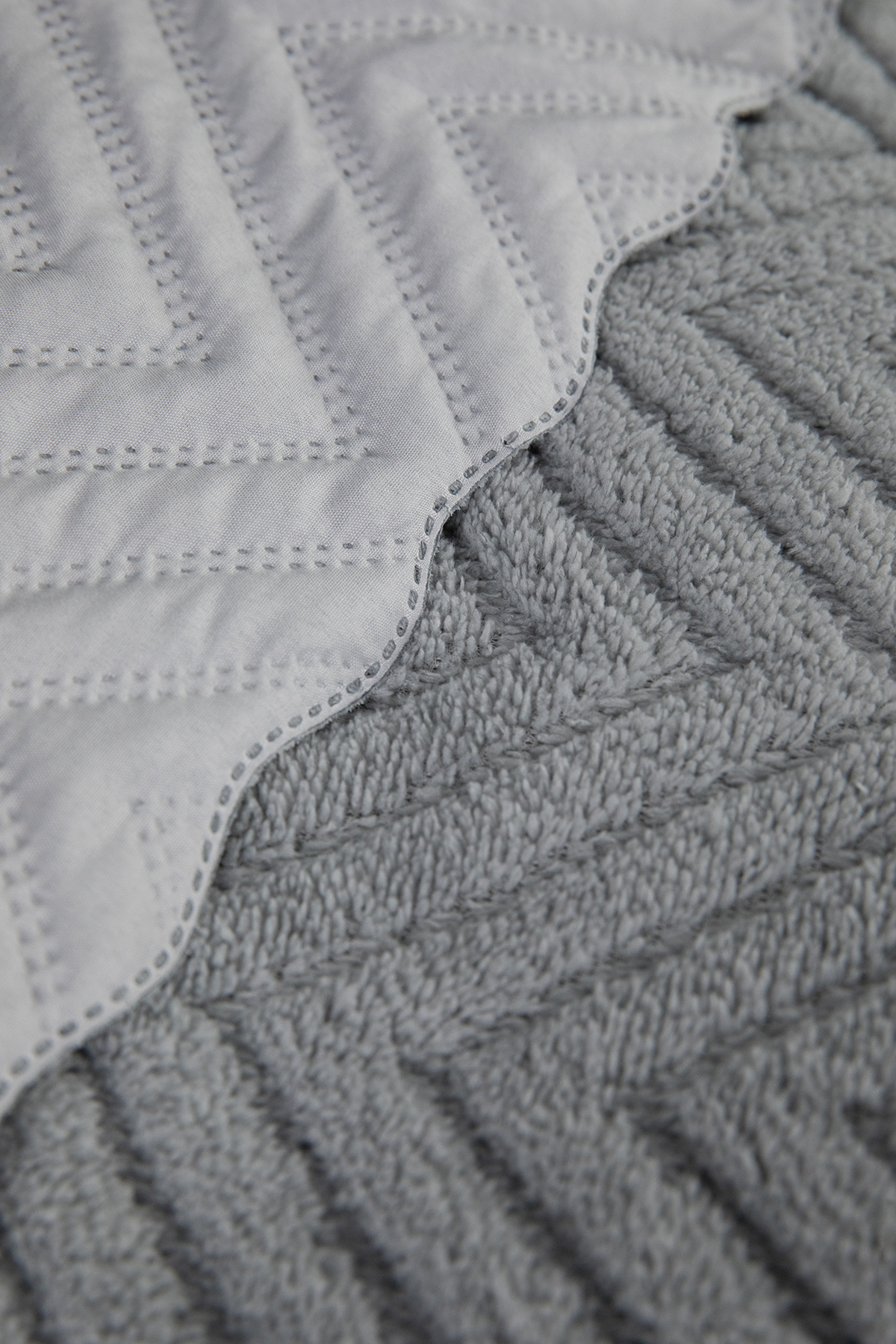 Liena Wellsoft Çift Taraflı 4 Mevsim Çift Kişilik Yatak Örtüsü - Gri Liena Wellsoft Çift Taraflı 4 Mevsim Çift Kişilik Yatak Örtüsü - Gri