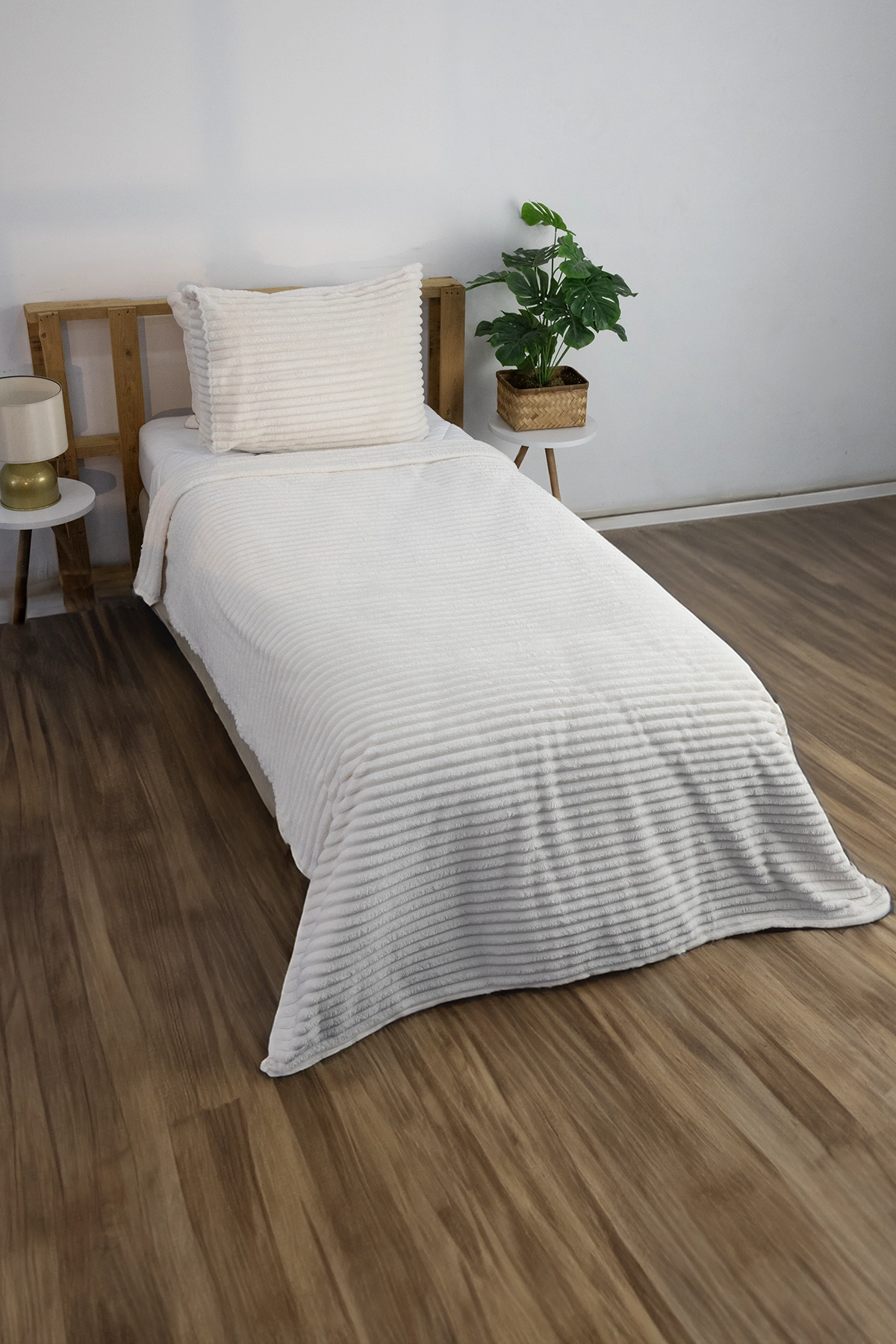 Linda 2 Parça Tek Kişilik Battaniye Seti - Ekru Linda 2 Parça Tek Kişilik Battaniye Seti - Ekru