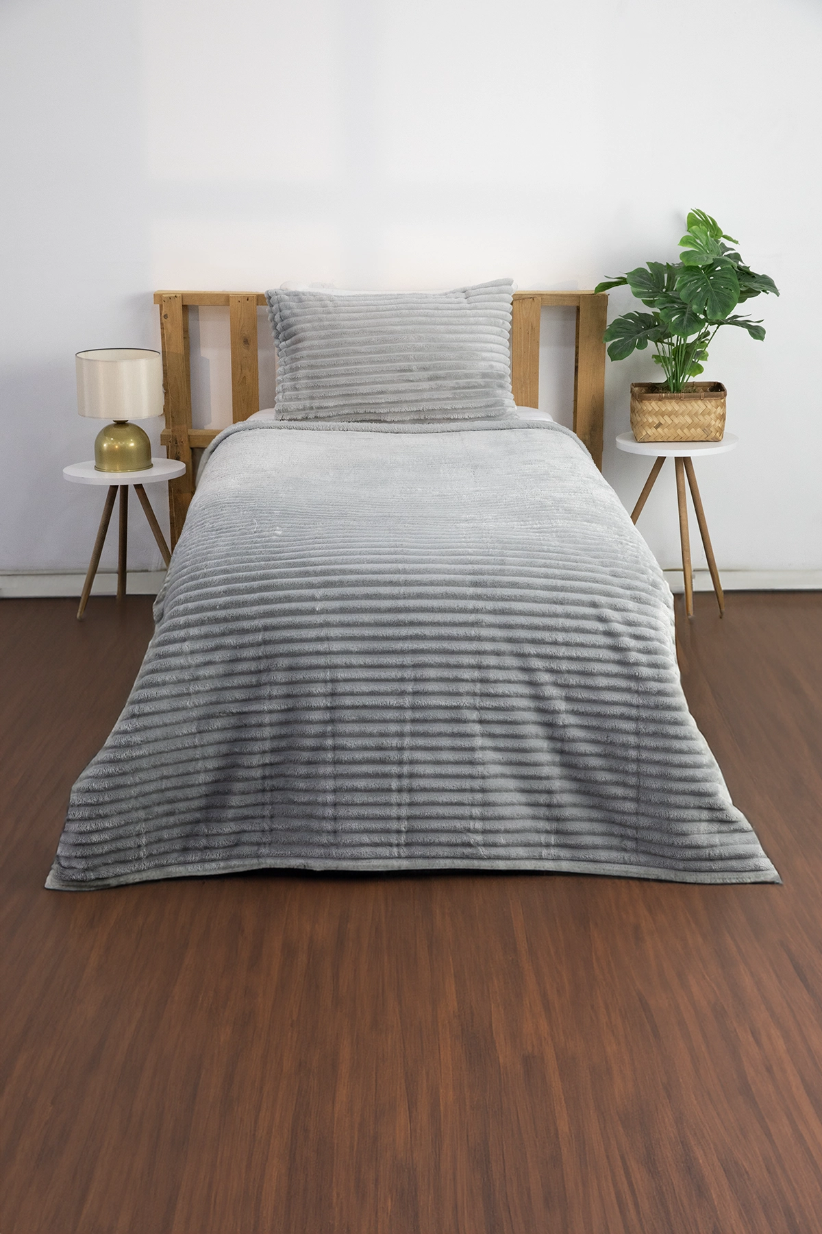 Linda 2 Parça Tek Kişilik Battaniye Seti - Gri Linda 2 Parça Tek Kişilik Battaniye Seti - Gri