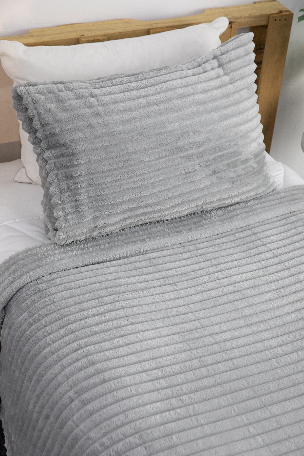 Linda 2 Parça Tek Kişilik Battaniye Seti - Gri Linda 2 Parça Tek Kişilik Battaniye Seti - Gri