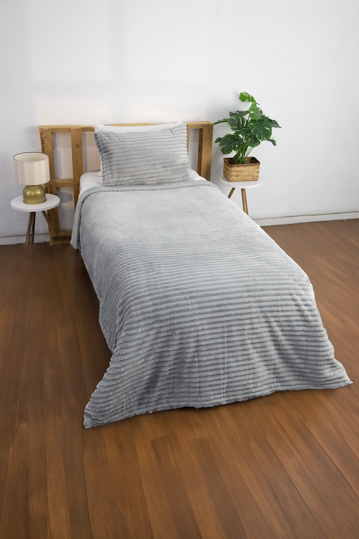 Linda 2 Parça Tek Kişilik Battaniye Seti - Gri Linda 2 Parça Tek Kişilik Battaniye Seti - Gri