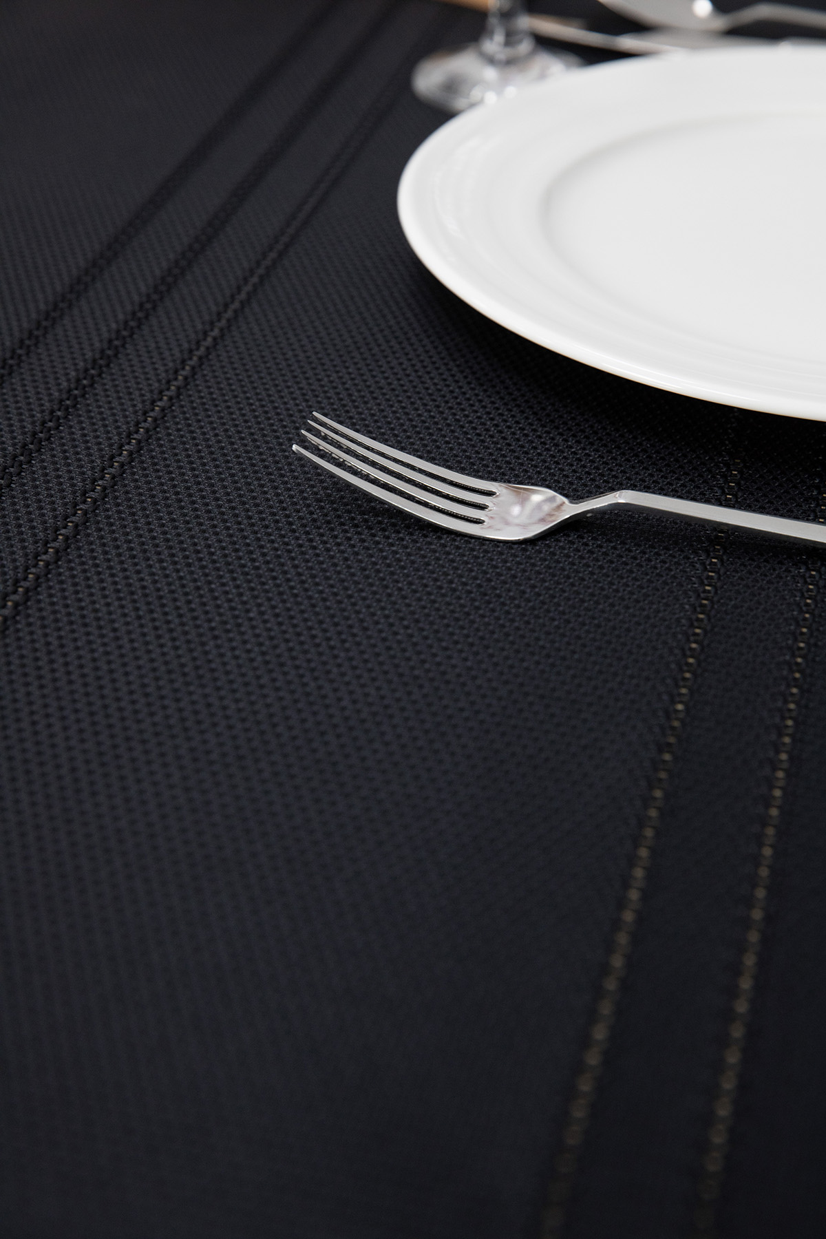 Neva Leke Tutmaz Masa Örtüsü 160x220 - Siyah Neva Leke Tutmaz Masa Örtüsü 160x220 - Siyah