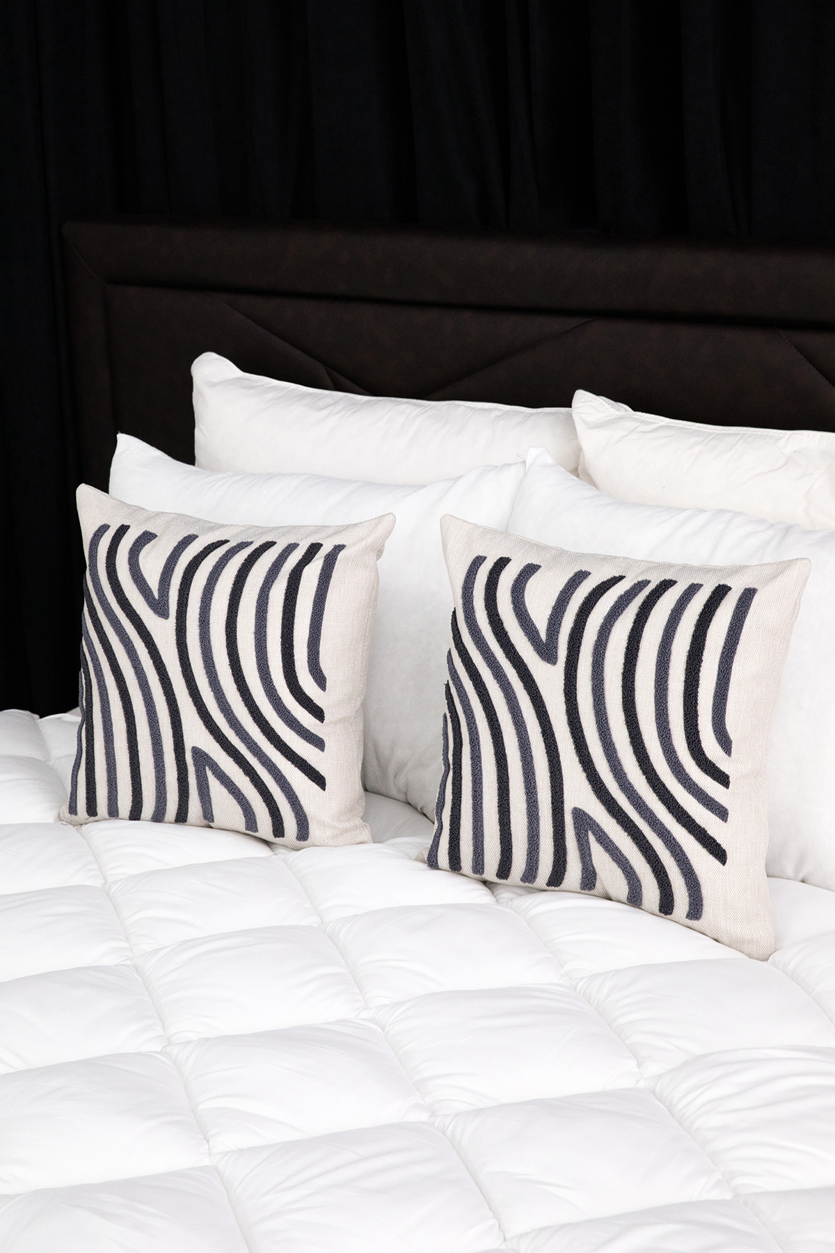 Ocean Keten Punch Nakışlı 2'li Kırlent Kılıfı 42x42 - Antrasit Ocean Keten Punch Nakışlı 2'li Kırlent Kılıfı 42x42 - Antrasit