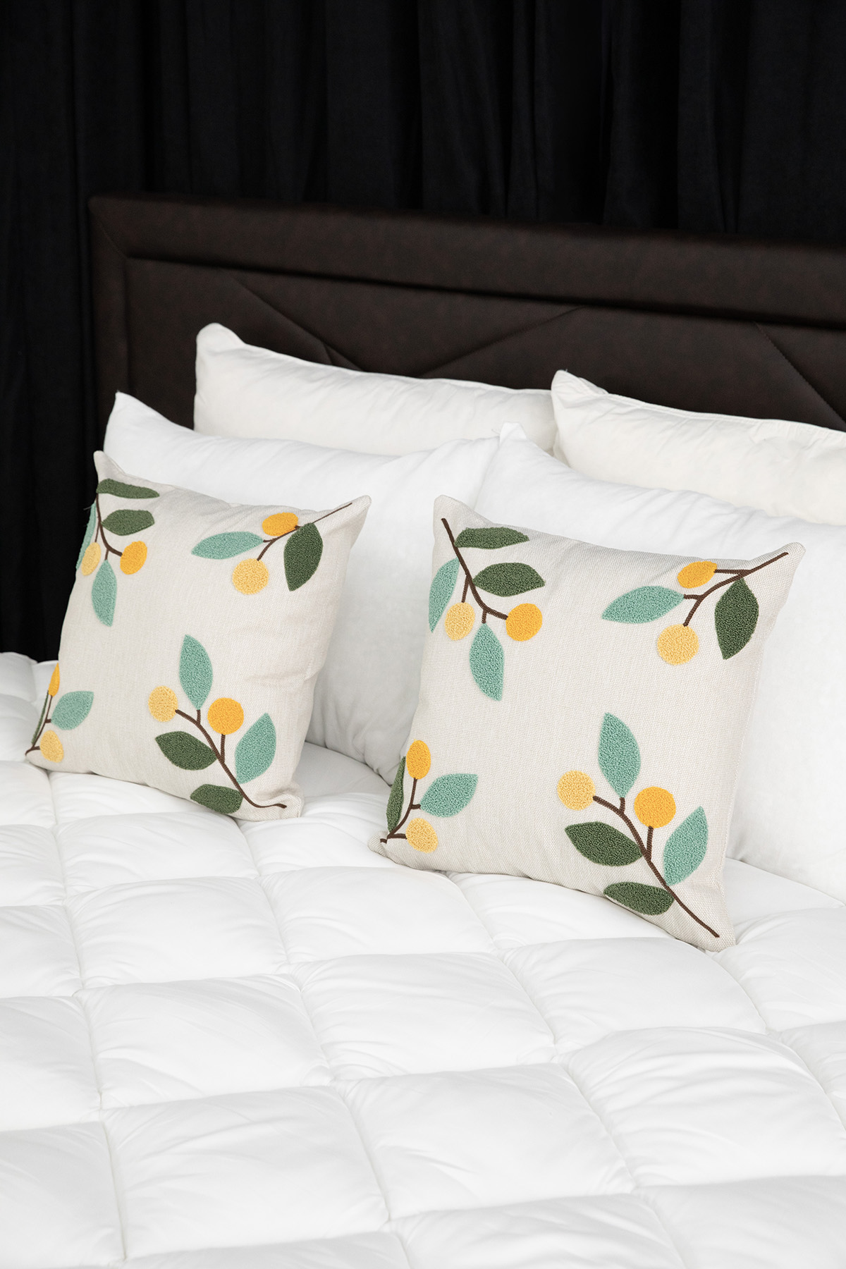 Olivya Keten Punch Nakışlı 2'li Kırlent Kılıfı 42x42 - Yeşil Olivya Keten Punch Nakışlı 2'li Kırlent Kılıfı 42x42 - Yeşil