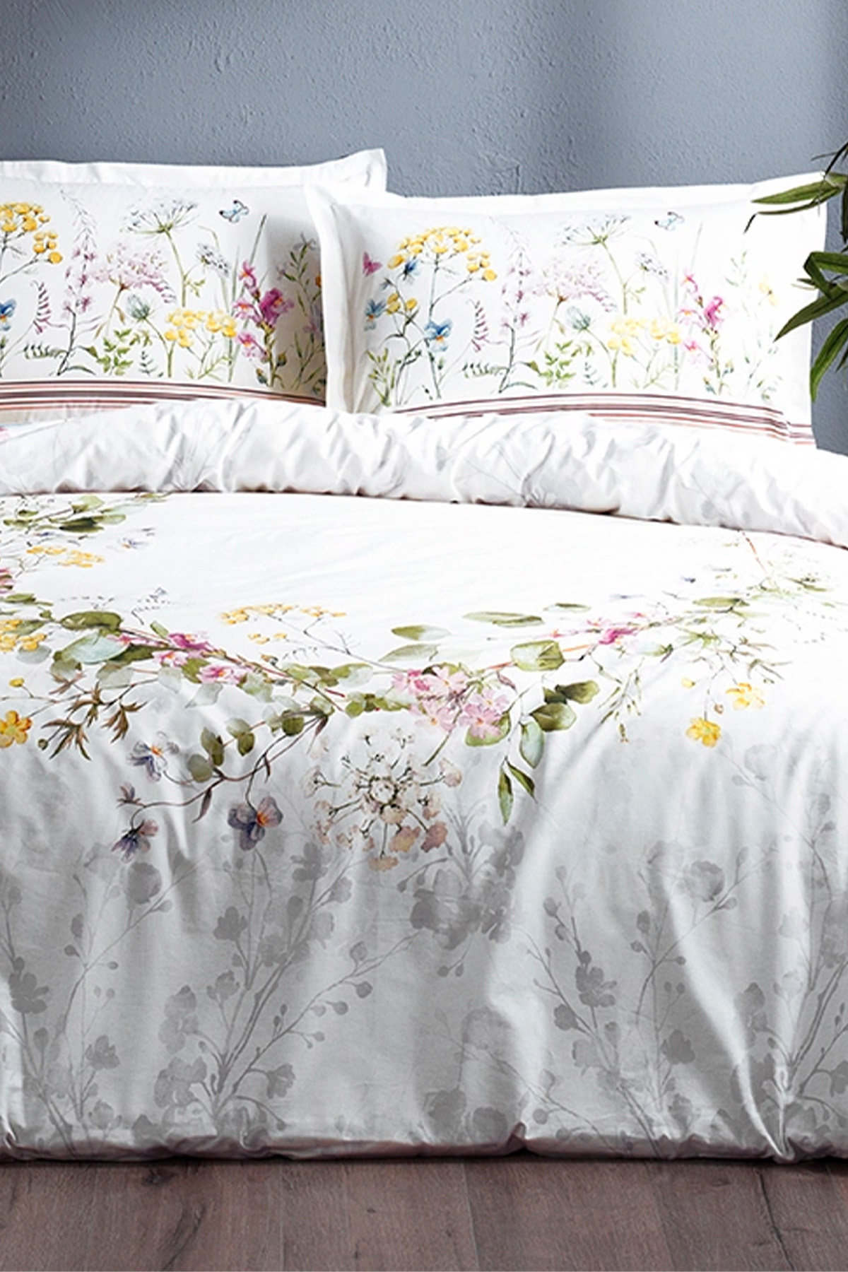 Özdilek Çift Kişilik Ranforce Jardin De Flor Nevresim Takımı - Beyaz Özdilek Çift Kişilik Ranforce Jardin De Flor Nevresim Takımı - Beyaz