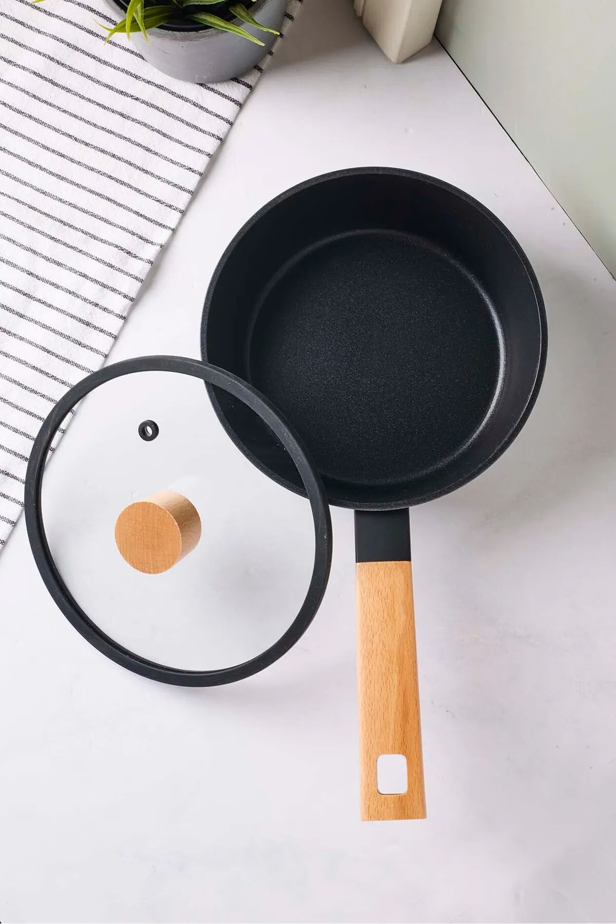 Perotti 18094 CookWood Ahşap Saplı Tencere 18 Cm - Siyah Perotti 18094 CookWood Ahşap Saplı Tencere 18 Cm - Siyah