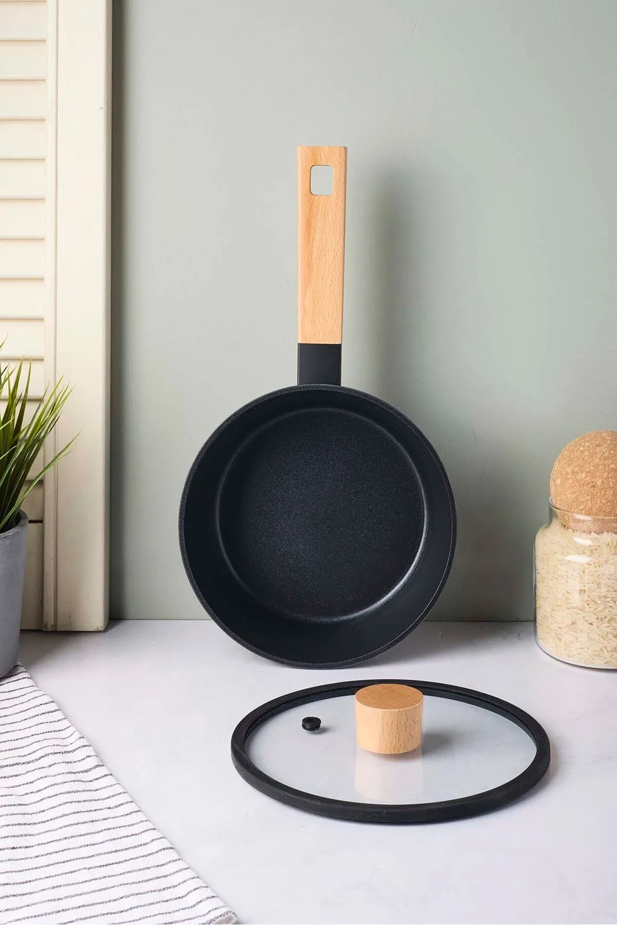 Perotti 18094 CookWood Ahşap Saplı Tencere 18 Cm - Siyah Perotti 18094 CookWood Ahşap Saplı Tencere 18 Cm - Siyah