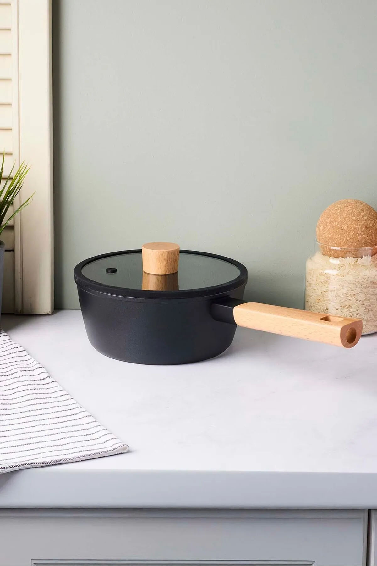 Perotti 18094 CookWood Ahşap Saplı Tencere 18 Cm - Siyah Perotti 18094 CookWood Ahşap Saplı Tencere 18 Cm - Siyah