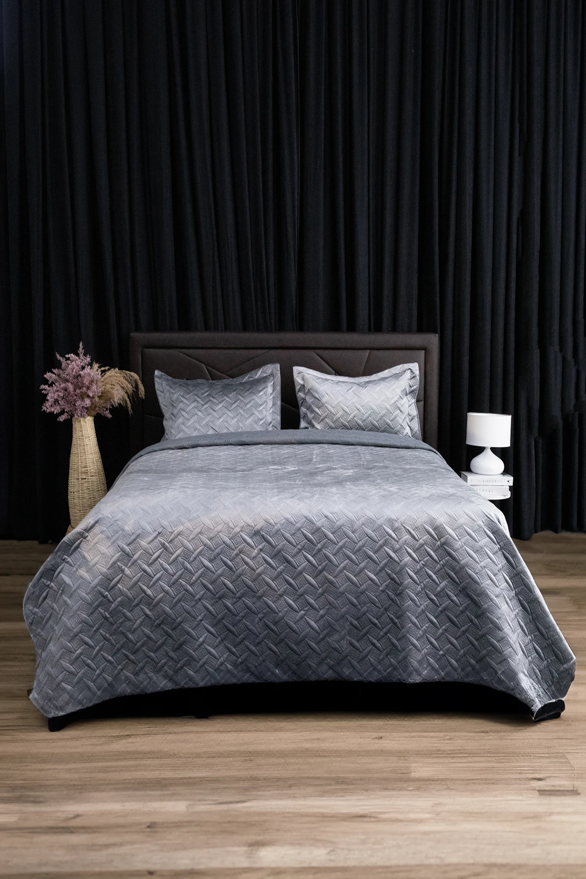 Queen Kadife Çift Kişilik Yatak Örtüsü - Antrasit Queen Kadife Çift Kişilik Yatak Örtüsü - Antrasit