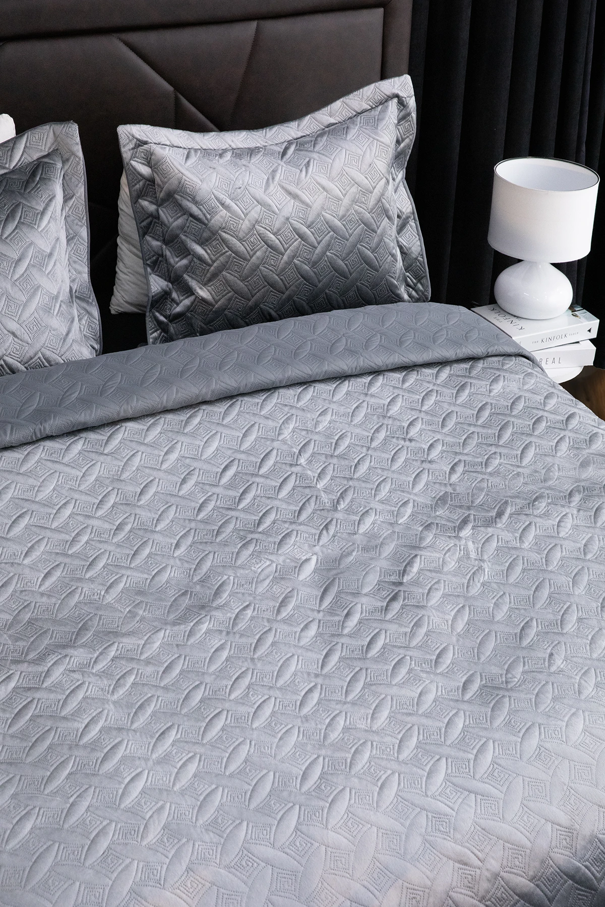 Queen Kadife Çift Kişilik Yatak Örtüsü - Antrasit Queen Kadife Çift Kişilik Yatak Örtüsü - Antrasit