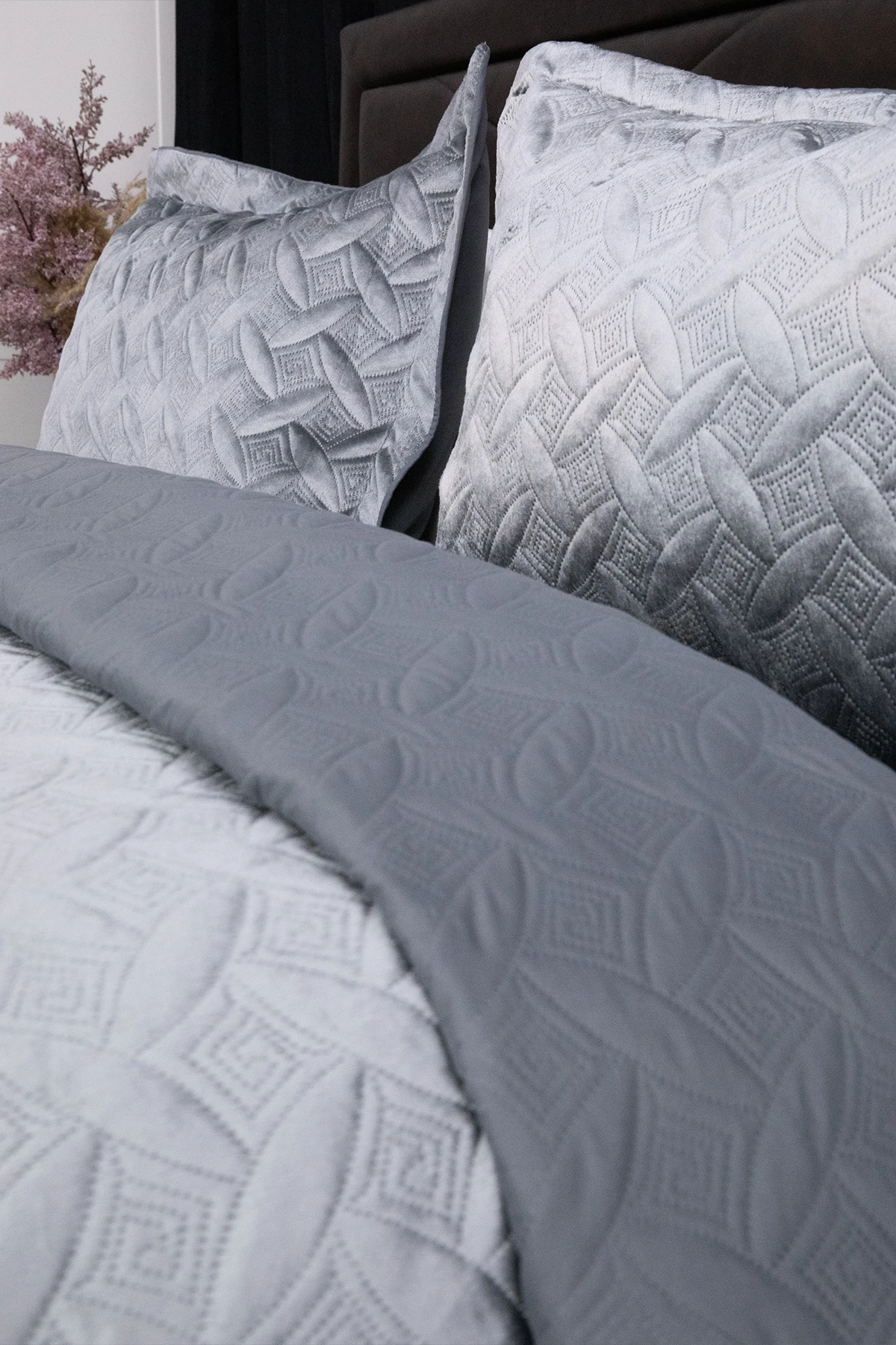 Queen Kadife Çift Kişilik Yatak Örtüsü - Antrasit Queen Kadife Çift Kişilik Yatak Örtüsü - Antrasit