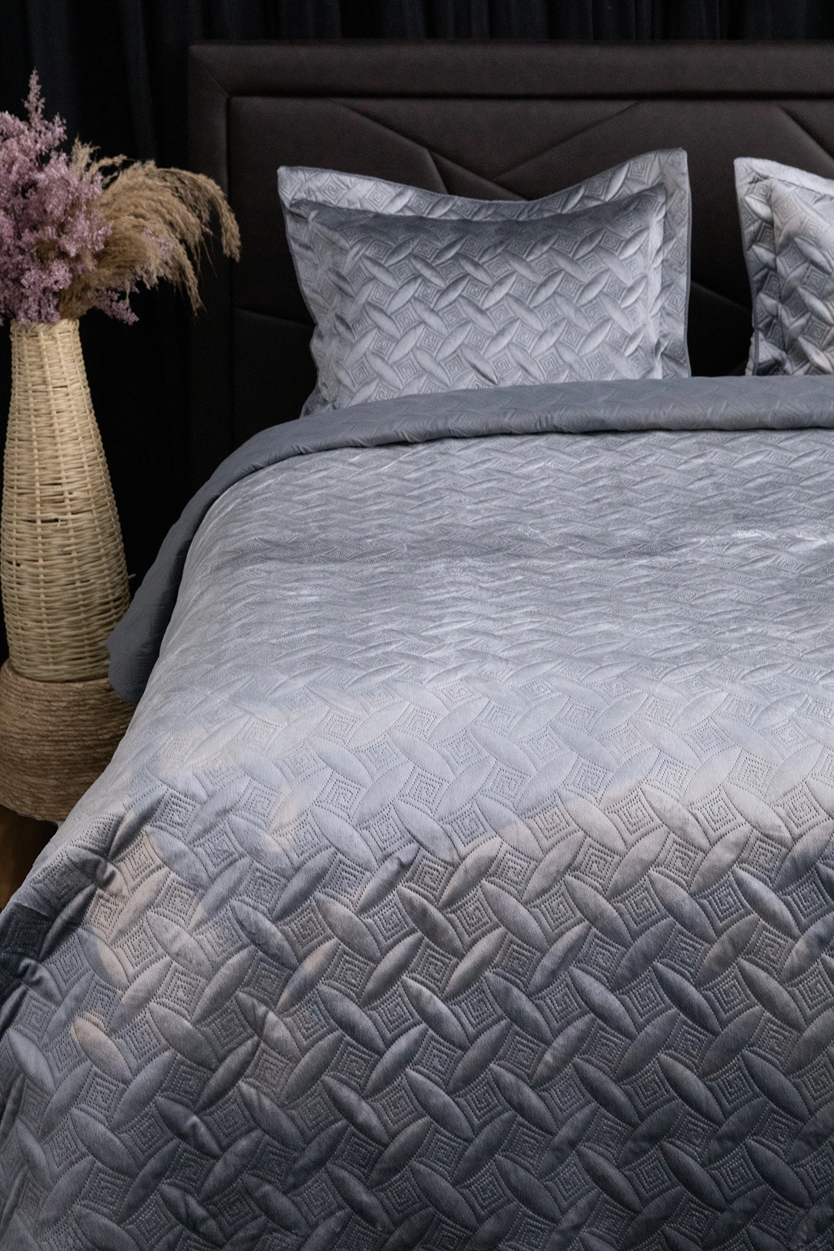 Queen Kadife Çift Kişilik Yatak Örtüsü - Antrasit Queen Kadife Çift Kişilik Yatak Örtüsü - Antrasit