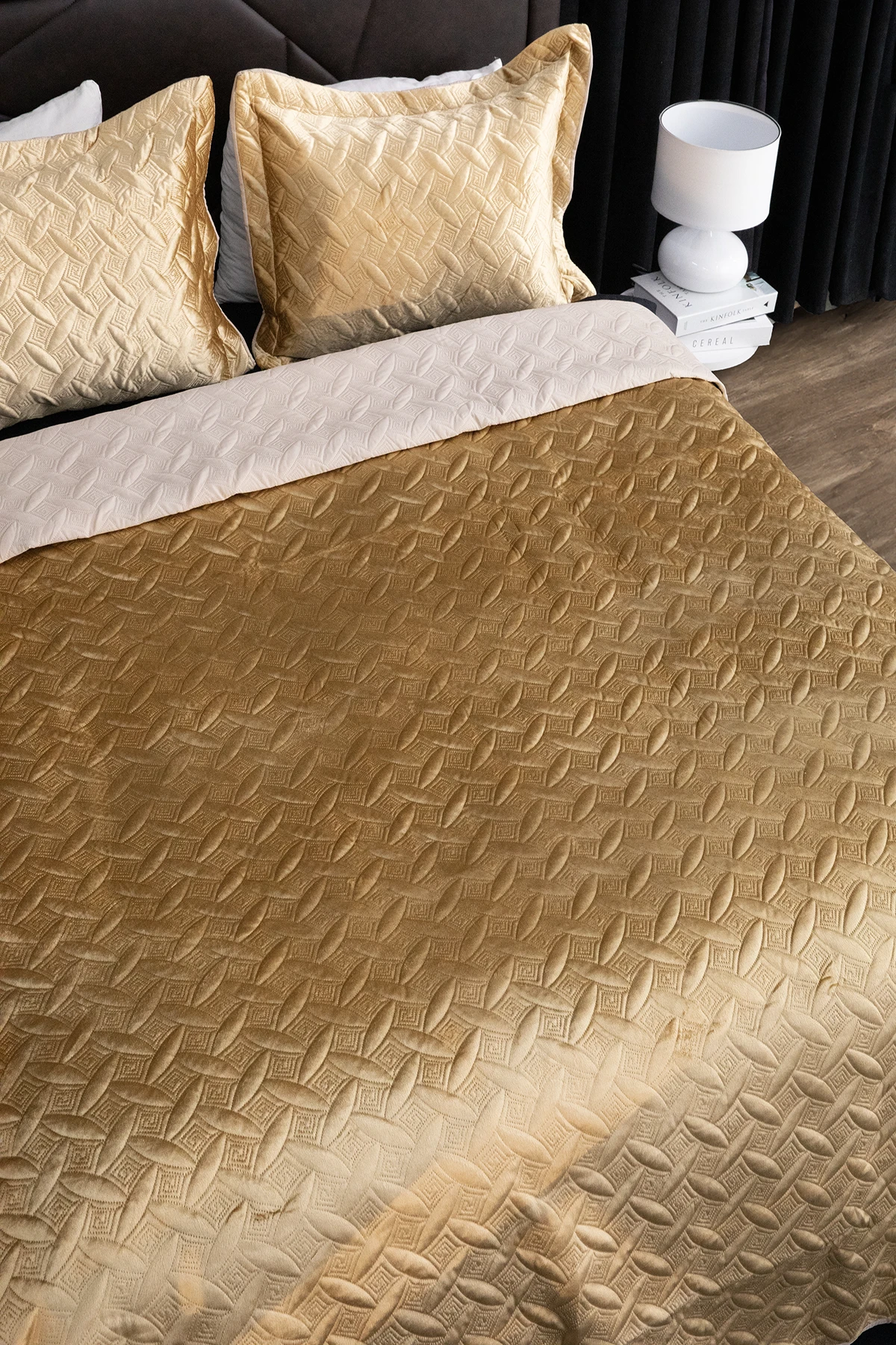 Queen Kadife Çift Kişilik Yatak Örtüsü - Gold Queen Kadife Çift Kişilik Yatak Örtüsü - Gold