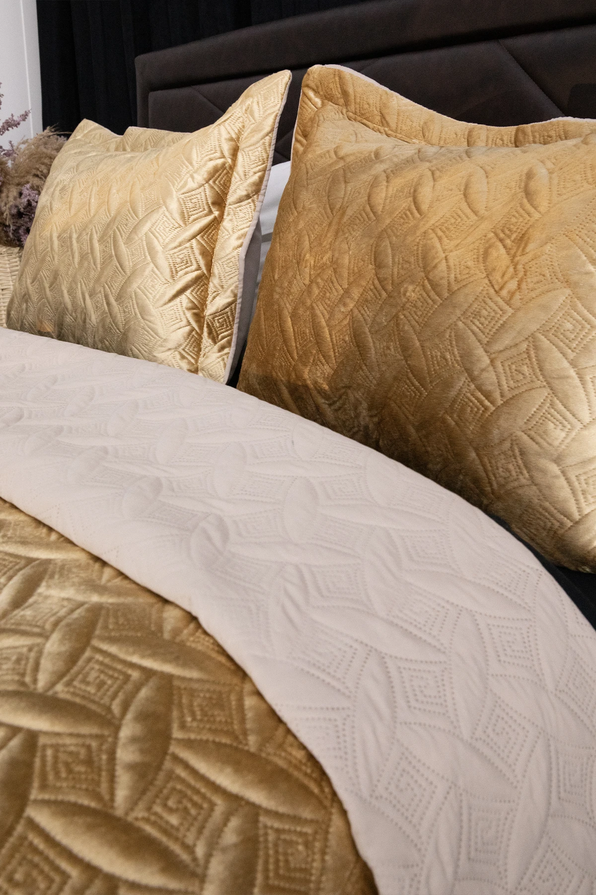 Queen Kadife Çift Kişilik Yatak Örtüsü - Gold Queen Kadife Çift Kişilik Yatak Örtüsü - Gold