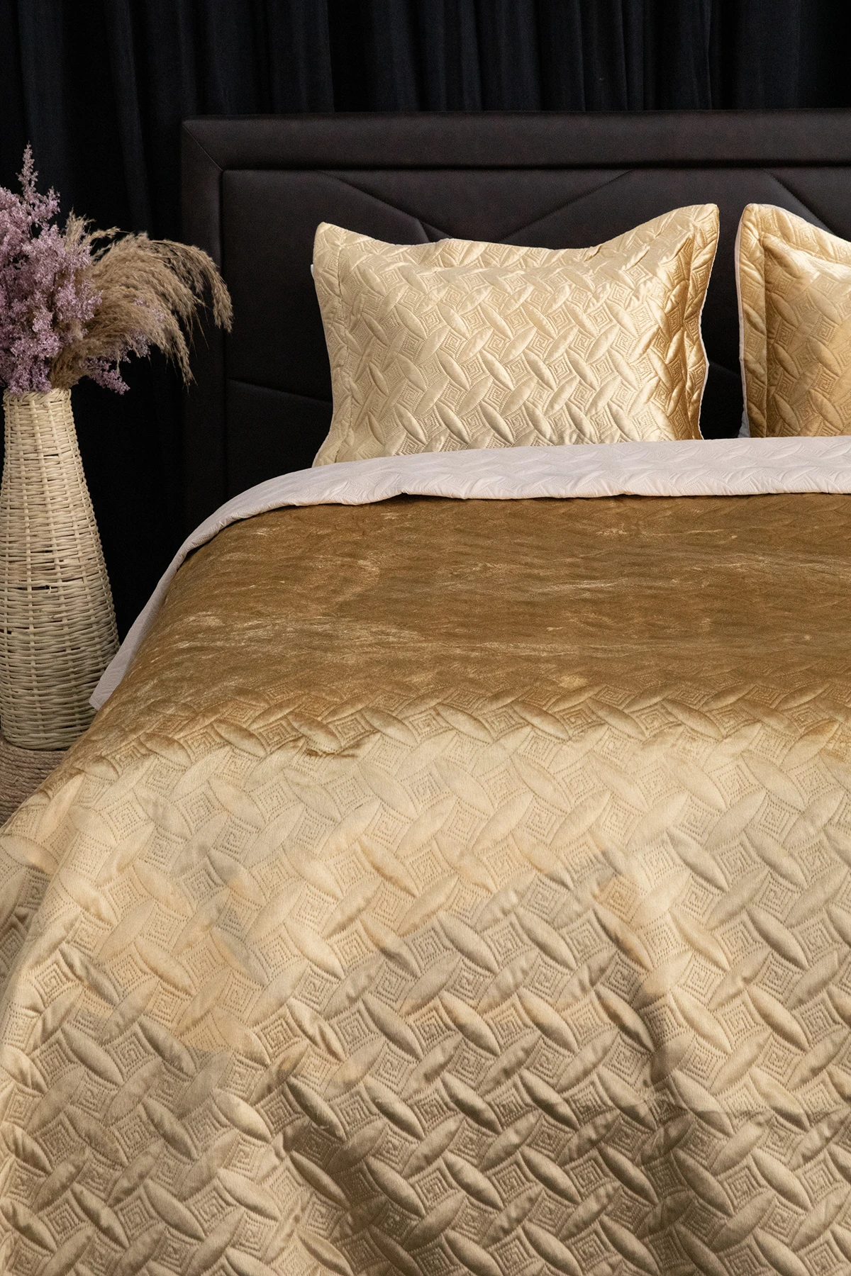 Queen Kadife Çift Kişilik Yatak Örtüsü - Gold Queen Kadife Çift Kişilik Yatak Örtüsü - Gold