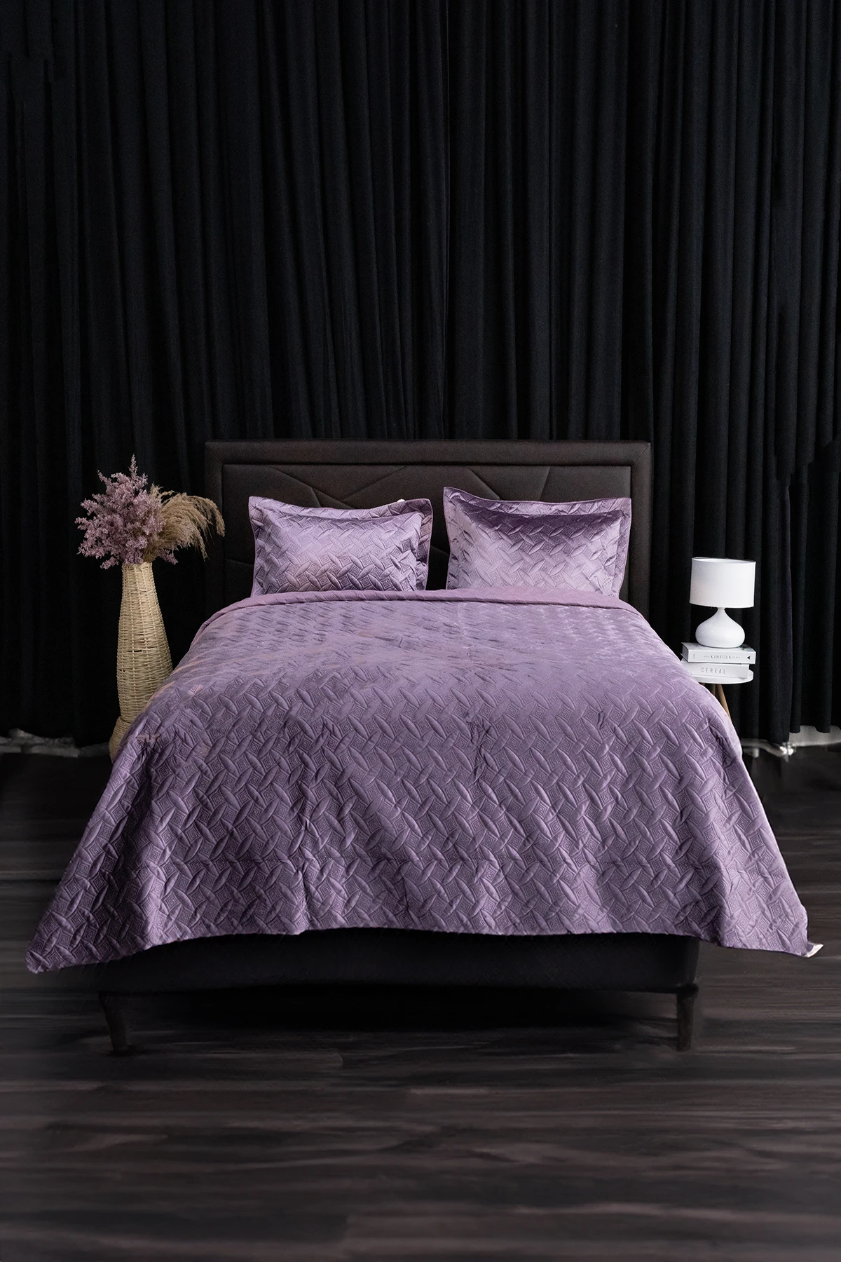 Queen Kadife Çift Kişilik Yatak Örtüsü - Mürdüm Queen Kadife Çift Kişilik Yatak Örtüsü - Mürdüm