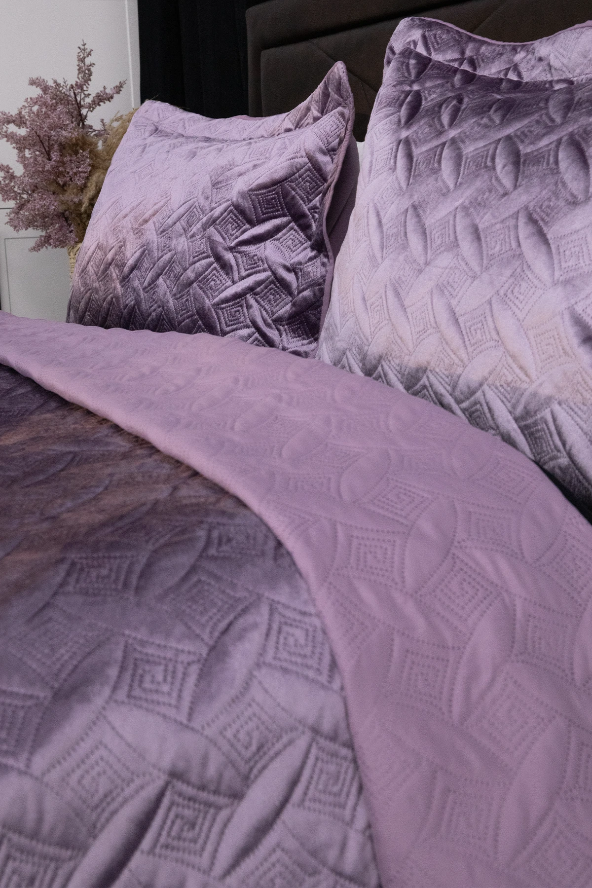 Queen Kadife Çift Kişilik Yatak Örtüsü - Mürdüm Queen Kadife Çift Kişilik Yatak Örtüsü - Mürdüm