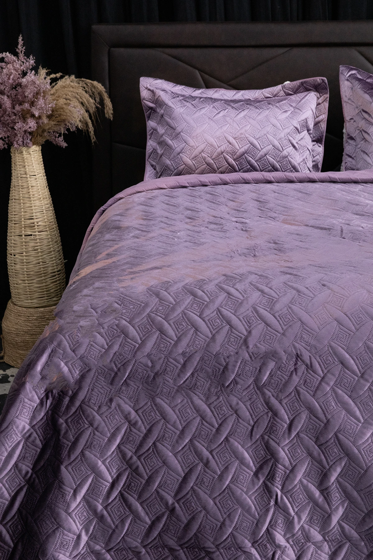 Queen Kadife Çift Kişilik Yatak Örtüsü - Mürdüm Queen Kadife Çift Kişilik Yatak Örtüsü - Mürdüm