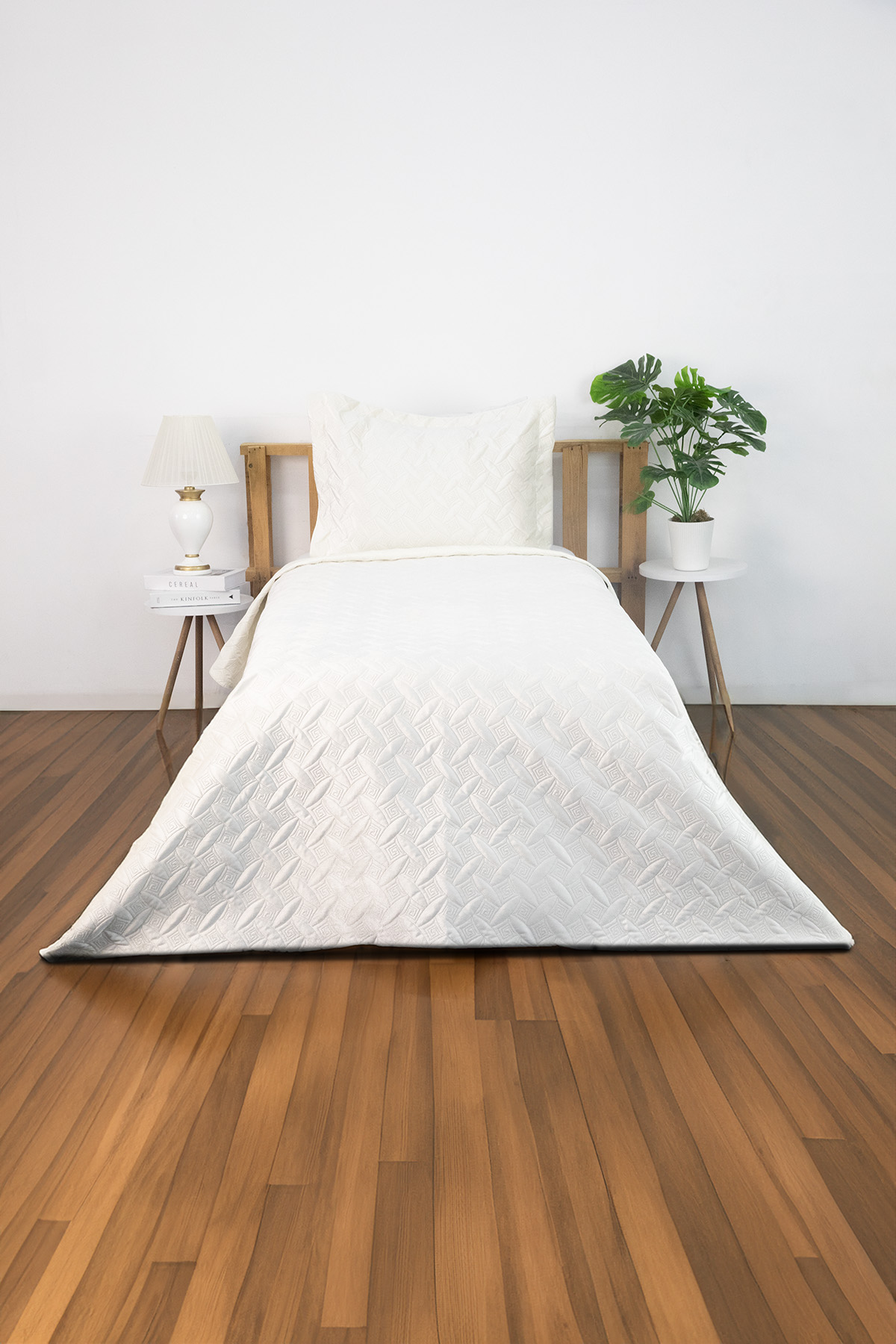 Queen Kadife Tek Kişilik Yatak Örtüsü - Krem Queen Kadife Tek Kişilik Yatak Örtüsü - Krem