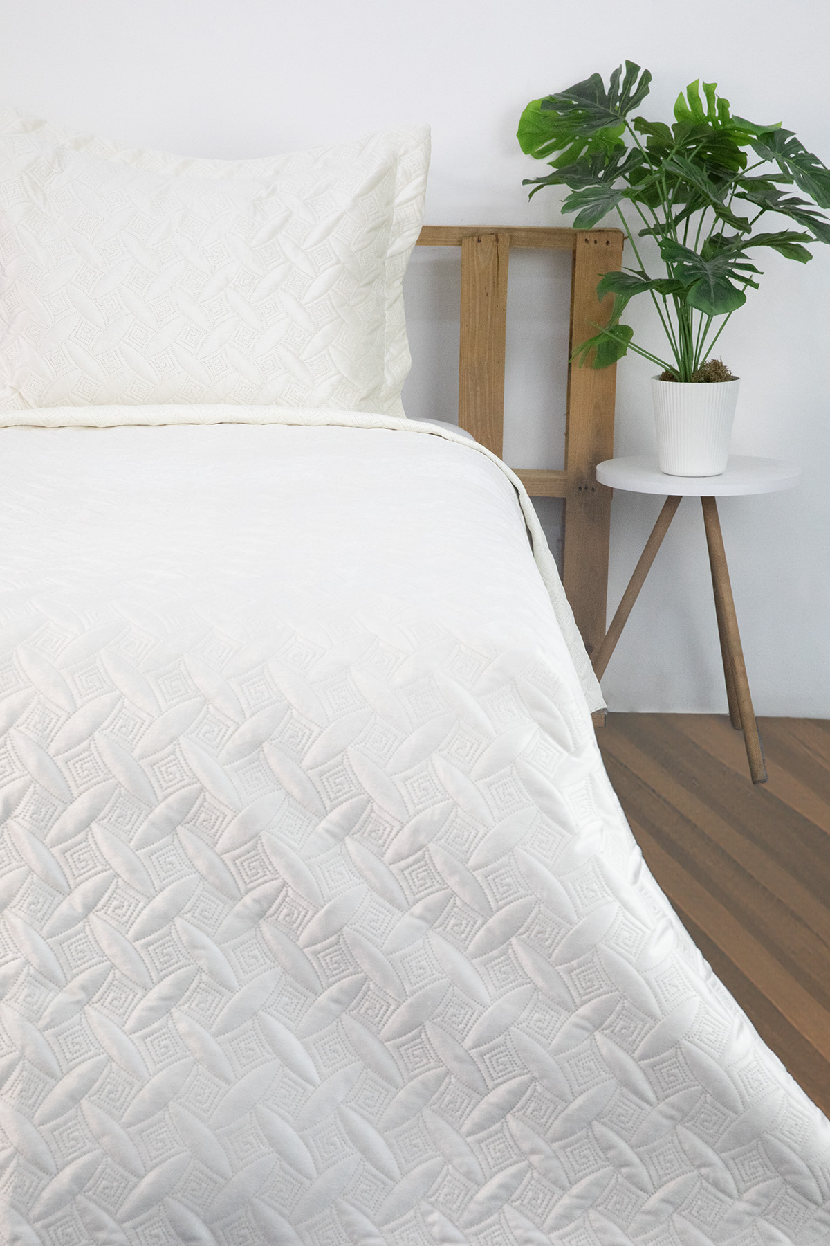 Queen Kadife Tek Kişilik Yatak Örtüsü - Krem Queen Kadife Tek Kişilik Yatak Örtüsü - Krem