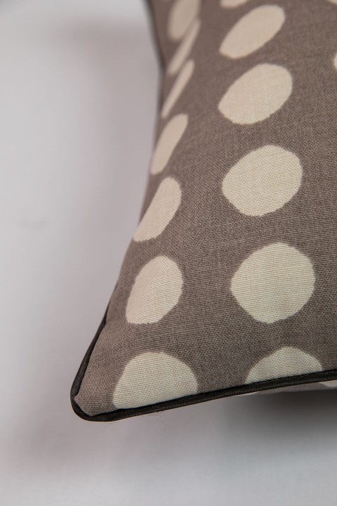 Favora Puantiyeli Kırlent 43x43 Cm - Kahve