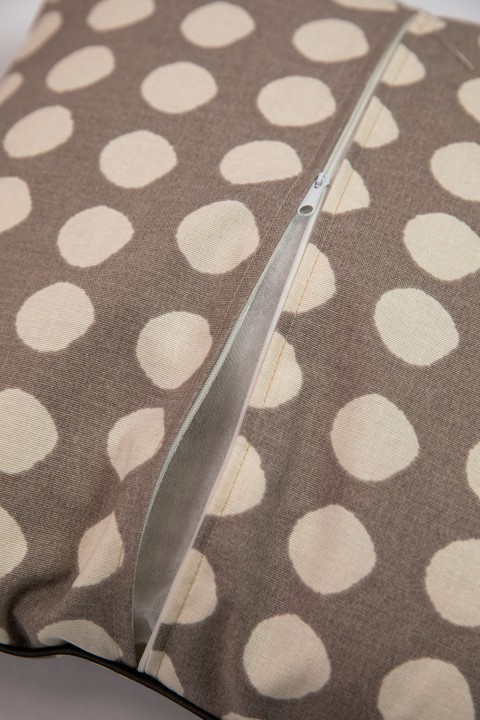 Favora Puantiyeli Kırlent 43x43 Cm - Kahve