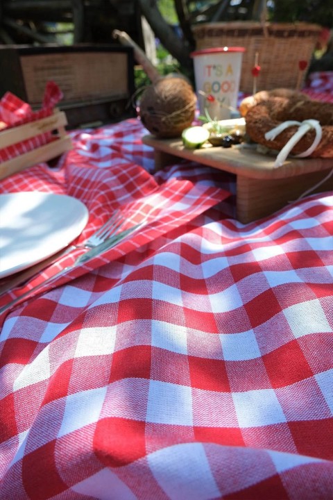 İyi Geceler %100 Pamuklu Happy Days Minimal Doğal Ahşap Ekmek Sepetli Sofra Ve Piknik Seti 7 Parça - Kırmızı