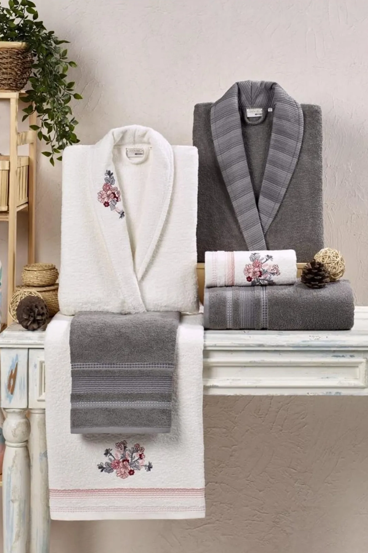 Kristal Soft Cotton Nakışlı 6 Parça Aile Bornoz Takımı - Antrasit - Ekru