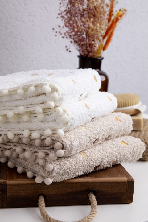 Yoncagül Ponponlu 4lü El Yüz Havlusu - Krem - Bej Yoncagül Ponponlu 4lü El Yüz Havlusu - Krem - Bej