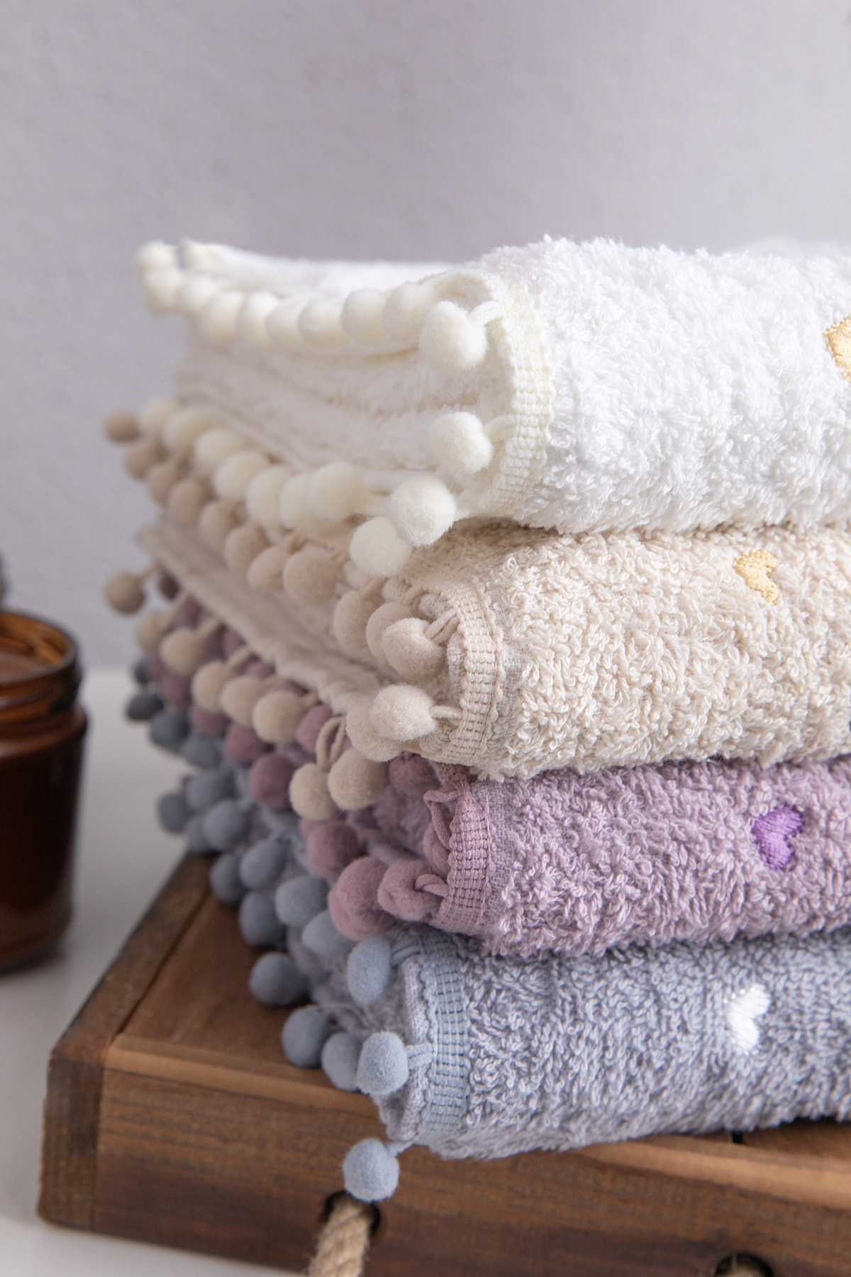 Yoncagül Ponponlu 4lü El Yüz Havlusu - Krem - Gri Yoncagül Ponponlu 4lü El Yüz Havlusu - Krem - Gri