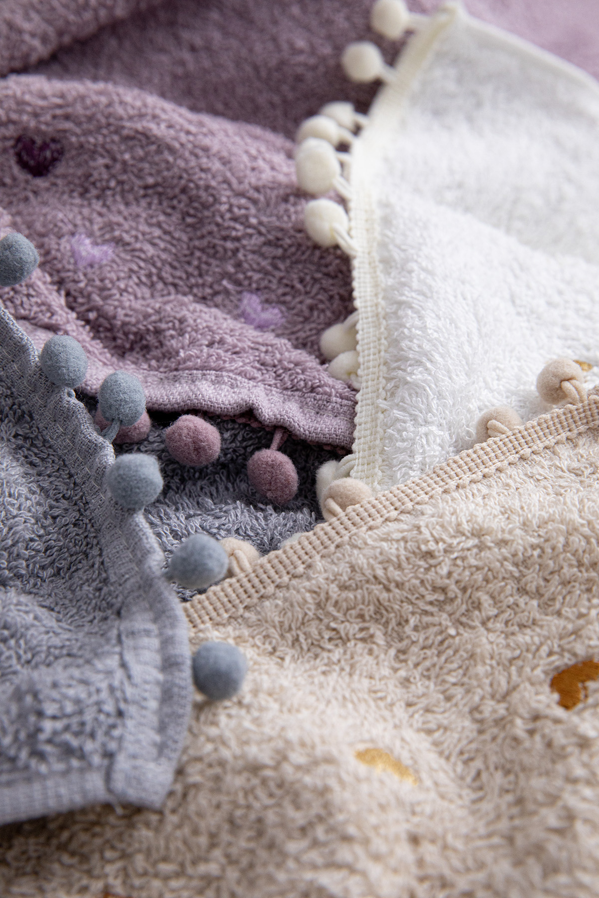 Yoncagül Ponponlu 4lü El Yüz Havlusu - Krem - Gri Yoncagül Ponponlu 4lü El Yüz Havlusu - Krem - Gri